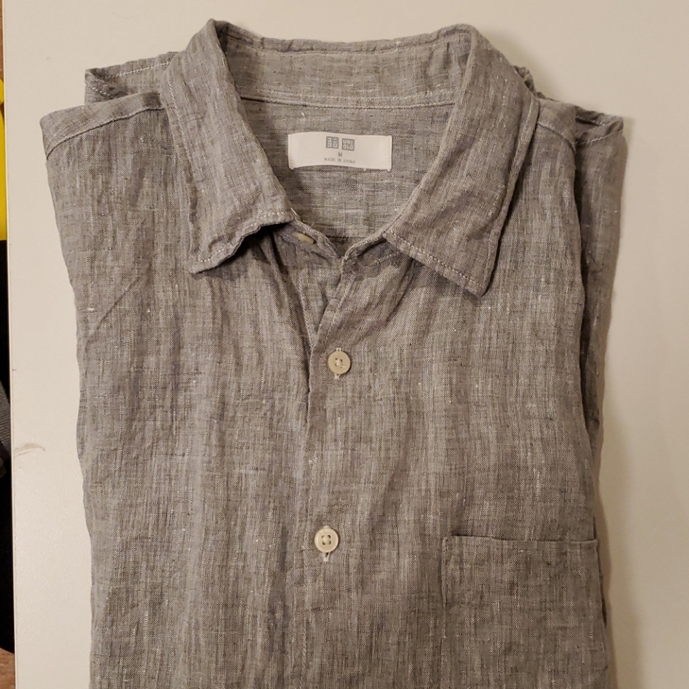 Uniqlo men's gray linen button-down shirt
